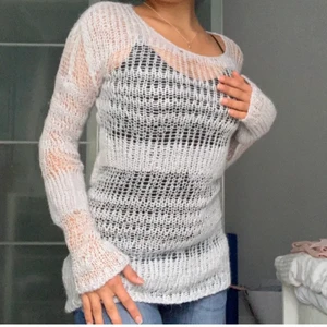 Superfin tröja  - ( lånade bilder ) Säljer denna superfina tröja som jag köpte här på Plick då den inte kommer till användning❤️ i superfint skick verkligen, har inga tydliga defekter och är skitsnygg t lågmidjade jeans❤️ i storlek L men sitter fint på mig som bör XS-S men passar även snyggt hos någon som har större storlek❤️‍🔥