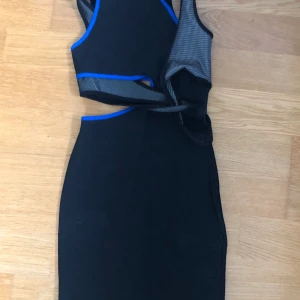 Alexander Wang X HM COLLAB minidress  - En super fin minidress från Alexander Wang X HM collab. Tyvärr passar den inte mig. Materialet är super coolt och känns lite som vårdräktsmaterial. Den är i bra skick och lite töjbar :)