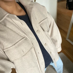 Beige skjortjacka/kort kappa - Superfin beige oversize skjortjacka/kort kappa från Stradivarius. Storlek S men passar även större/mindre beroende på önskad passform. Köpt förra hösten, men bara använd en gång. Säljes pga används inte. Sååå fin nu till hösten🍁💛