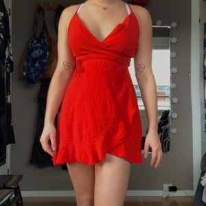 Omlottklänning - Snygg omlottklänning. Knappt använd! Storlek M men sitter som XS-S! 