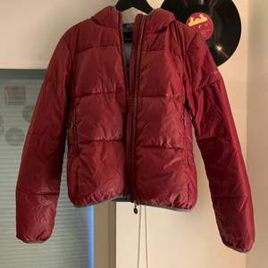 Röd puffer jacket från Calvin Klein! Så snygg till höst/vinter!💞💞