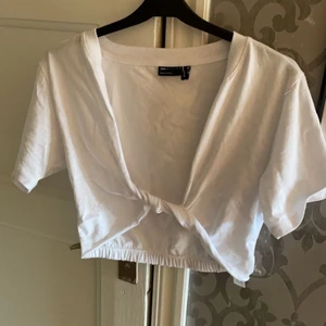 Cool tröja - Från asos. Cool tröja som man kan ha antingne utan bh eller med tex en snygg spetsbh. Framhäver brösten, snygg till fest tex. Storlek 32 men passar upp till 36 skulle jag säga