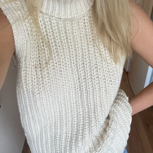 Finaste stickade polotröjan! Väst - Såå fin men kommer tyvärr inte till användning. Använd 2-3 gånger. 
