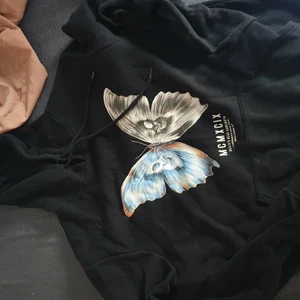 Huvtröja  - Huvtröja som är oversized. Jätte skön att ha på sig 