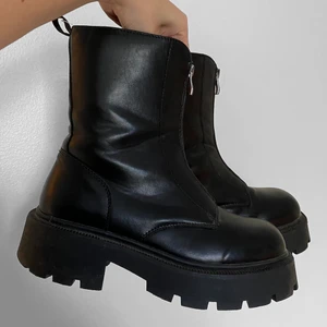 Chunky boots - Balla svarta chunky boots! Sparsamt använda, mindre slitning (sista bilden) ☺️ strl 40. Kan skicka fler bilder vid intresse ❤️‍🔥 de är väldigt kraftiga och en aning breda. Så en socka får plats 