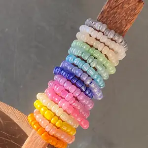 Sååå fina handgjorda pärlringar! 🤍🤍 gjorda på elastisk tråd och storlek får man välja själv! 💘 går att mixa och blanda med färgerna till egna mönster osv 💞💞 följ gärna @emmaaprilias på Instagram för mer smycken!