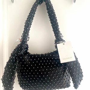 Glitter väska - Cool och smidig väska ifrån Pull and Bear! Helt oanvänd. Måtten ca 20x14 cm