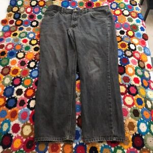 Svartgråa raka jeans! - Fett sköna svartgråa jeans i rak passform! Perfekt använt skick, inga som helst defekter! Finns ingen storlek men passar mig som är 180 rätt så bra, passar nog bäst om man är under 180! Möts i Malmö och tar Swish! Står ej för frakt eller postens slarv (: