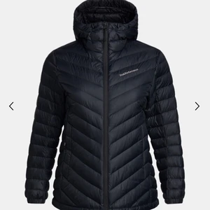 Peak performance jacka - Svart peak jacka i storlek L men man kan justera hur tight den ska sitta❣️ Väldigt sparsamt använd och passar på mig som vanligt vis har storlek S/m i jackor❤️ Bara fråga för egna bilder❣️❣️Nypris:2800kr Kom med bud privat!