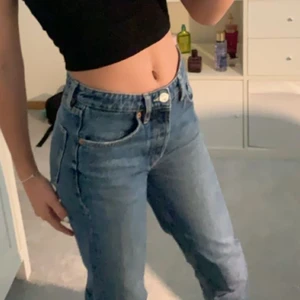 Zara jeans - Mörkblåa jeans, men säljer pga att de inte passar mig längre (bilden är på min kompis). Men de är frf i ett jättefint skick, det är mid i midjan. Köpta för 359kr 