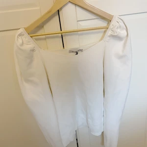 Stickad topp  - Stickad oanvänd topp från NAKD 