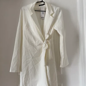 Vit Blazer - Säljer en vit blazer som passar en storlek S/M. Aldrig använd och lapparna kvar. 150kr