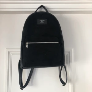 Lite ryggsäck 40kr - Säljer liten ryggsäck som är använd 2 gånge och är som ny.