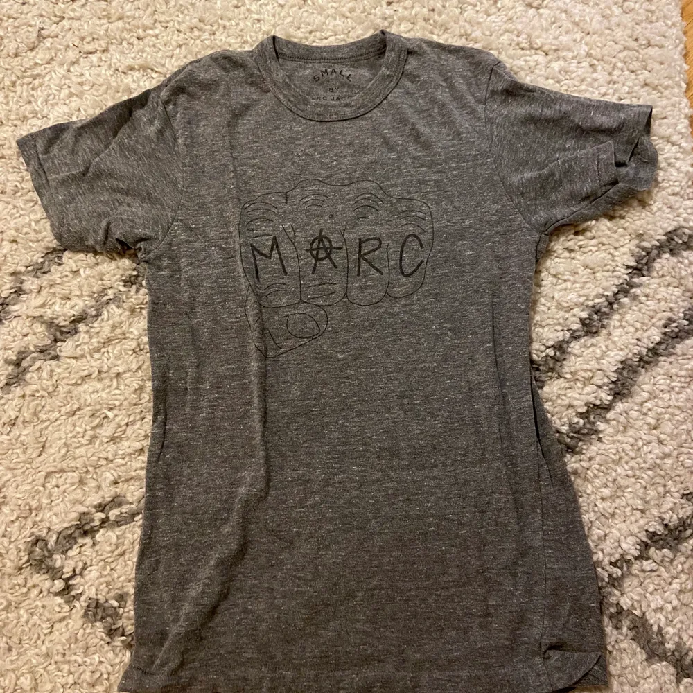 Jätte snygg tröja från Marc Jacobs som sitter sjukt snyggt!. T-shirts.