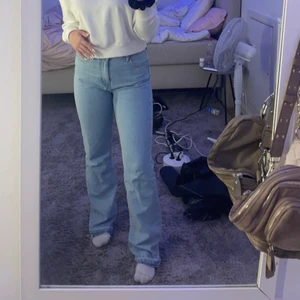 Slutsålda zara jeans - Jätte snygga jeans från zara som är för långa för mig, storlek 38 