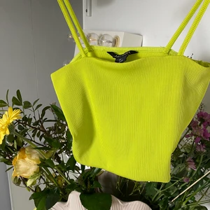 Limegrön ribbad topp Monki - En limegrön ribbad topp köpt från monki 2019, storlek xs. Endast använd en gång då den var alldeles för liten för mig - därav är sömmen lite sprättad på några ställen (dock inget som syns när man väl har på sig den!). Säljer för 50 kr, men pris kan diskuteras😊 Kan mötas upp i Umeå eller så står köparen för frakt! 