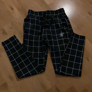 SikSilk tygbyxor - Rutiga mörkblå SikSilk tygbyxor i storlek Small !