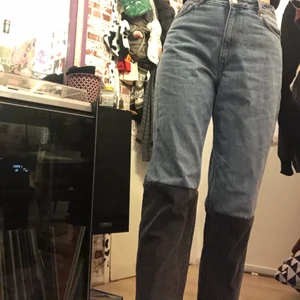 Multifärgade jeans - Köpte de secondhand. De är i väldigt bra skick. Highwaisted. Vet inte helt storleken men passar mig som har 36