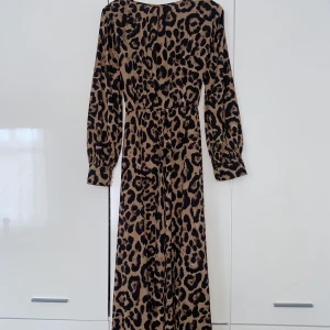 Leopard klänning  - Aldrig använd, st. 38-40, jätte snygg, 