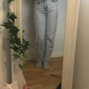 Mom jeans från Gina tricot strlk 34 - Köpta förra året. Säljer för att jag har tröttnat på dom. Använda men ändå i väldigt bra skick, nästan nyskick.😊💕