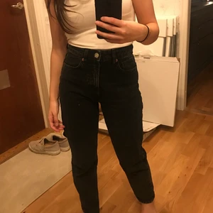 Ett par snygga svarta Zara jeans  - Säljer dessa pågrund av att de inte kommer till användning löngre, använts 2 ggr 