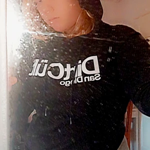Dirtcult hoodie - En Dirtcult hoodie i XL men storleken är väldigt liten som en S köpte den för 3 månader sen och använt den upp till 5 gånger