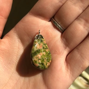 Unakit hänge kristall mineral - Vacker grön rosa kristall. Frakt 12kr