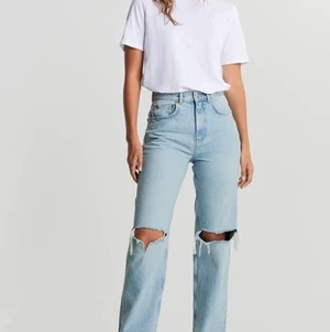 90’s high waist jeans - ett par super snygga och jätte sköna high waist jeans från gina!! Super fint skick och sparsamt använda. Köpta på gina för runt 500. Säljer då dom börjar böi för små för mig tyvärr. Frakt tillkommer🌸