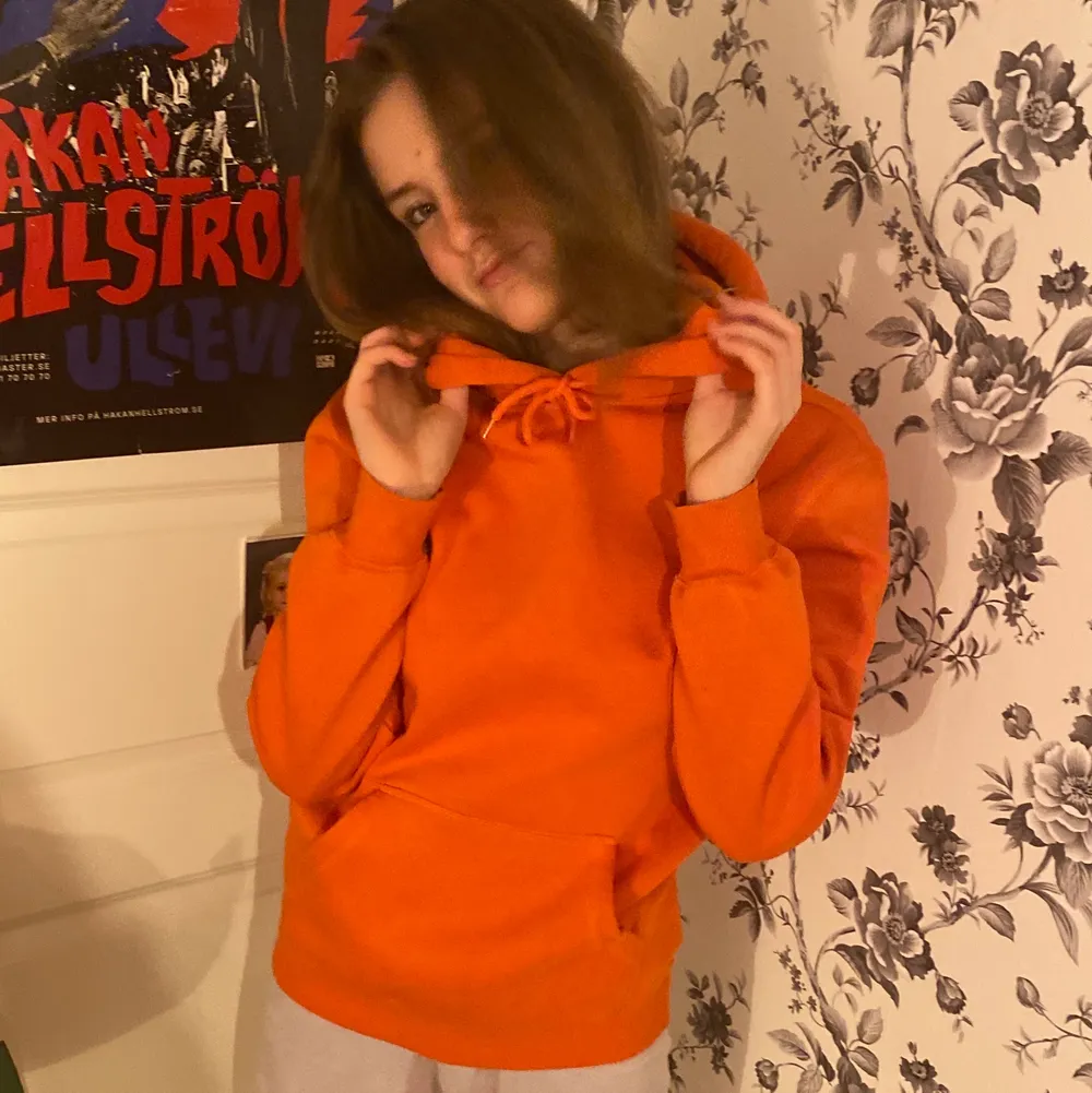 Jättemysig orange hoodie! Använd ca 2 ggr och i storlek XS🧡🧡. Hoodies.