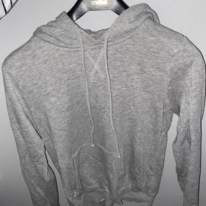 Hoddie  - Grå hoddie från bikbok , jätte skön och fin 