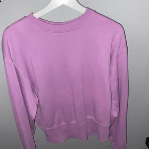 Sweatshirt  - Lila sweatshirt med bokstaven A på baksidan, jätte fin, säljer då den är för liten 