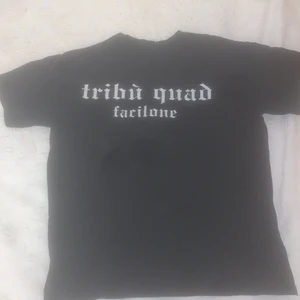 T-shirt med tryck  - Bra skick använd få gånger 