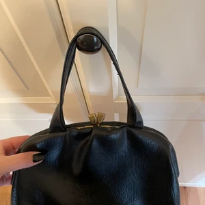 Vintage väska  - En fin vintage väska som min mamma köpte för längesen. Knappt använd så i bra skick.😍 Väskan passar perfekt till modet just nu och trenderna. Är en lagom storlek för en handväska.🤩 Hör av er vid intresse💖💖💖
