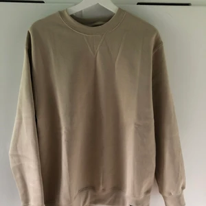 Collegetröjor - Beige från pull&bear storlek M och svart från vero moda storlek M. En för 50kr eller båda för 70kr.