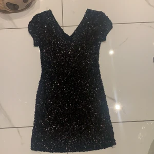 Klänning  - Säljer en helt ny kort festklänning i st Xl, passar för de som har s/M/L