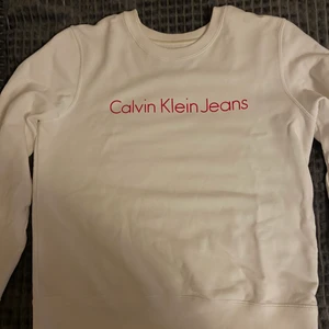 Calvin Klein Sweatshirt  - Storlek M (för en mer baggy look) och lång i ärmen. Nypris låg på 700 kr. Snart ett år gammalt men har aldrig burits utomhus.