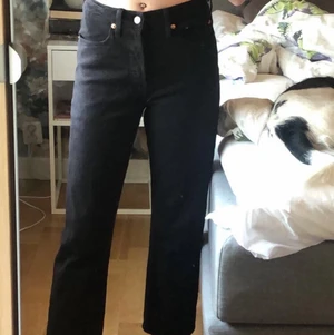 svarta levis jeans - snygga svarta straight leg levi’s jeans, köpta på carlings. Jättebra skick. Säljer pga är för stora för mig. Bara att skriva om du undrar nått eller vill ha bättre bild
