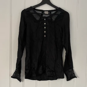 Så snygg topp i ”siden” ❤️ - Jättesnygg svart top i sidenliknande material med nätdetaljer vid ärmslut och runt halslinningen ❤️ Denna har aldrig blivit använd! Från Objekt. Strl 36