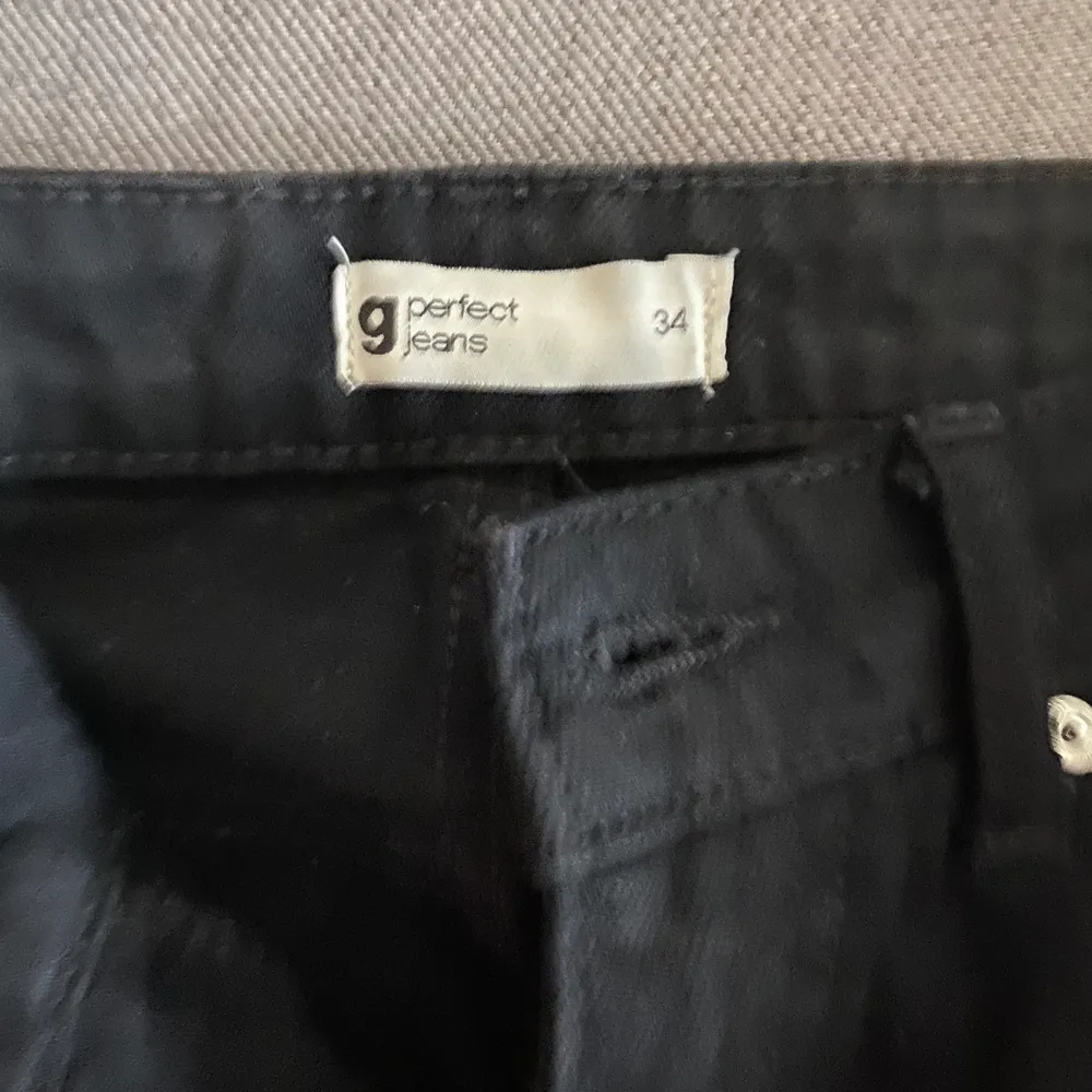 Säljer dessa svarta mom jeans från Gina. I väldigt bra skick. Knappt använda. Köparen står för frakten 🥰. Jeans & Byxor.