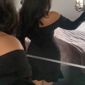 Svart klänning - Säljer denna svarta långärmade klänning då den inte kommer till användning. Den är i mycket bra skick! Passar även en 32 och förmodligen 38 då den formar sig på kroppen.🤍