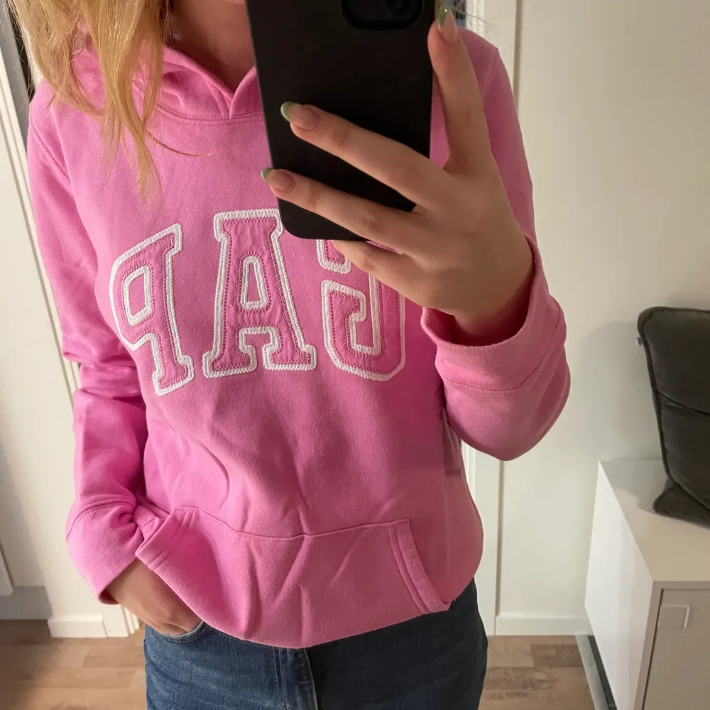 Rosa hoodie från GAP. Är storlek M men sitter som XS/S. 💕. Hoodies.