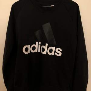 säljer min adidas hoodie i jättefint skick och nästan aldrig andvänd,det står att storlek är L men jag som bär storlek S i vanliga fall kan ha den utan problem,men den är åt det lite större hållet men inget man stör sig på🤩