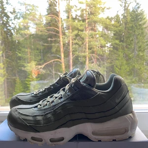 Nike air Max 95 - Militärgröna Nike air Max 95. Storlek 41. Dammodell men passar även herr. Sparsamt använda. Nypris 1900kr, jag säljer för 600kr exklusive frakt. 
