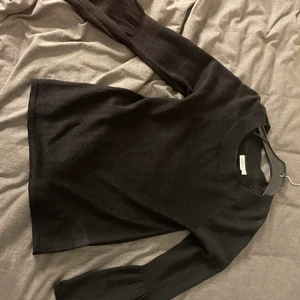 Svart topp - Jättefin topp som går att ha till allting! Går att ha till vardags men även klä upp till en mer fest topp