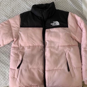 North Face jacka  - Säljer min oanvända jacka ifrån The North Face i denna superfina rosa färgen! Den enda defekten är ett litet märke på undersidan av ena armen, men inget man lägger märket till! Varm och gosig till hösten/vintern💖