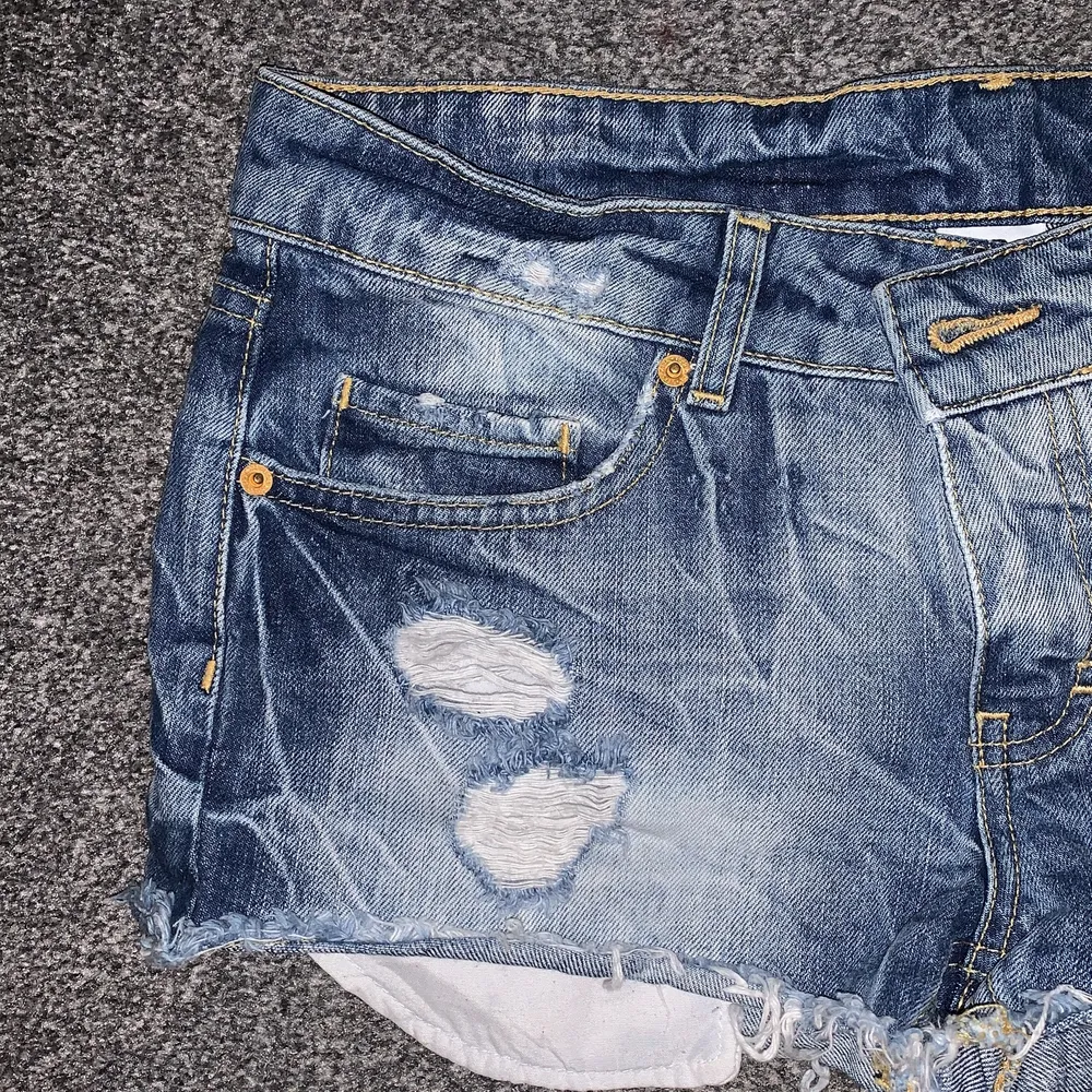 Superfina shorts i en fin modell! Aldrig använda strl 28💕Bjuder frakt. Jeans & Byxor.
