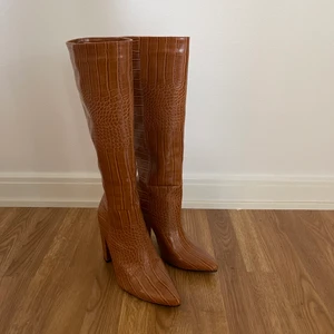 Höga boots - Säljer dessa skor pga kommer inte till användning. Helt oanvända. Kan mötas upp i Stockholm eller Linköping eller frakta (köparen står för frakten) 💓