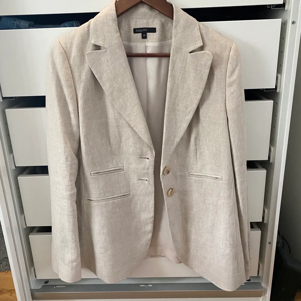 Säljer pga inte min stil, aldrig använd och säljs inte längre. Denna blazer passar även mindre storlekar för en snygg oversized fit!! 150kr + 66kr spårbar frakt! 🦋 buda i kommentarerna . Kostymer.