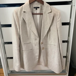 Beige blazer  - Säljer pga inte min stil, aldrig använd och säljs inte längre. Denna blazer passar även mindre storlekar för en snygg oversized fit!! 150kr + 66kr spårbar frakt! 🦋 buda i kommentarerna 