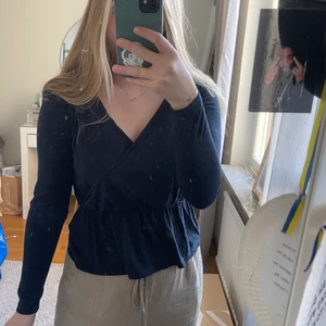 Bikbok topp - Topp från bikbok i marinblå färg🤩stoelek XS